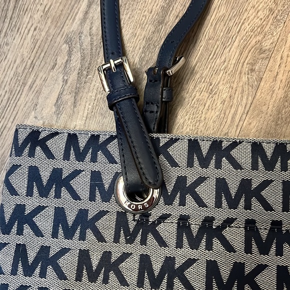 Michael Kors tote - Picture 2 of 7
